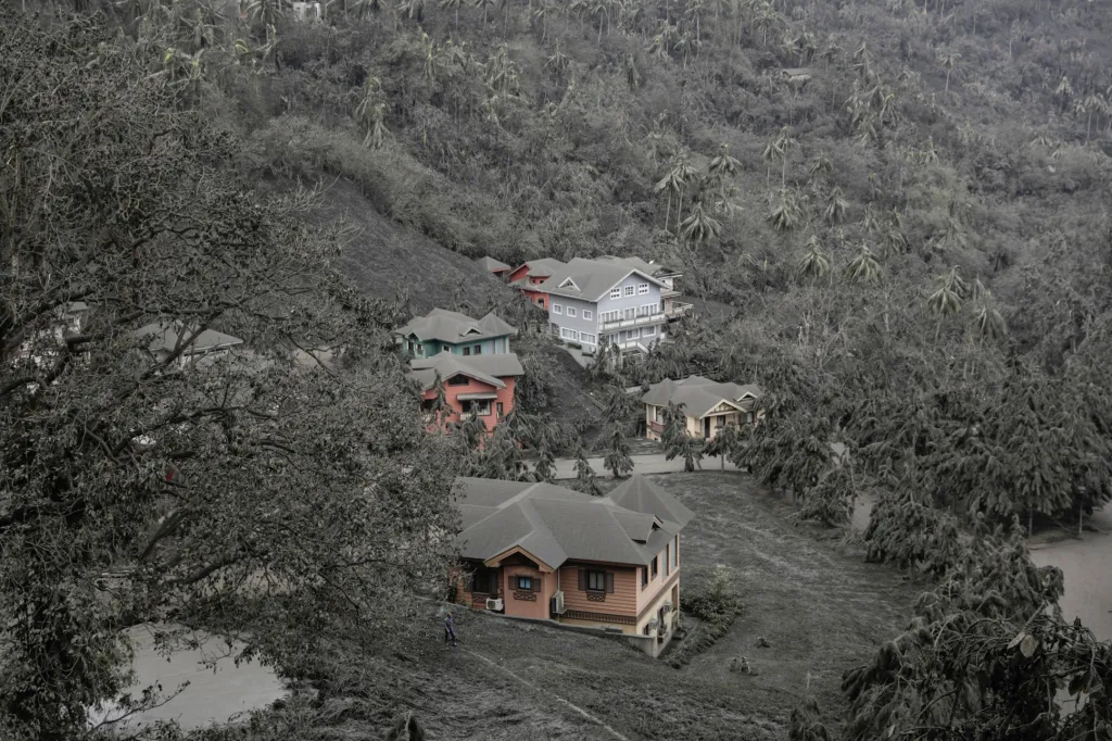 Filipínci začínají s úklidem popela po erupci sopky Taal