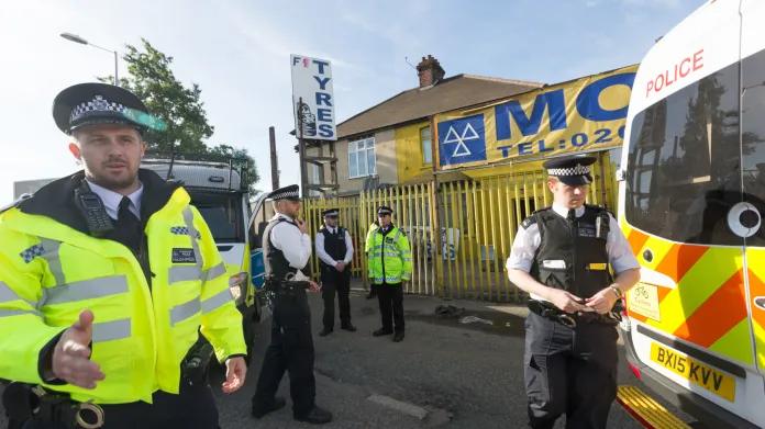 Policisté zasahují u autoservisu v londýnském Dagenhamu