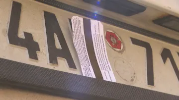 Nepoctiví řidiči se vyhýbají placení za parkování skrytím poznávací značky