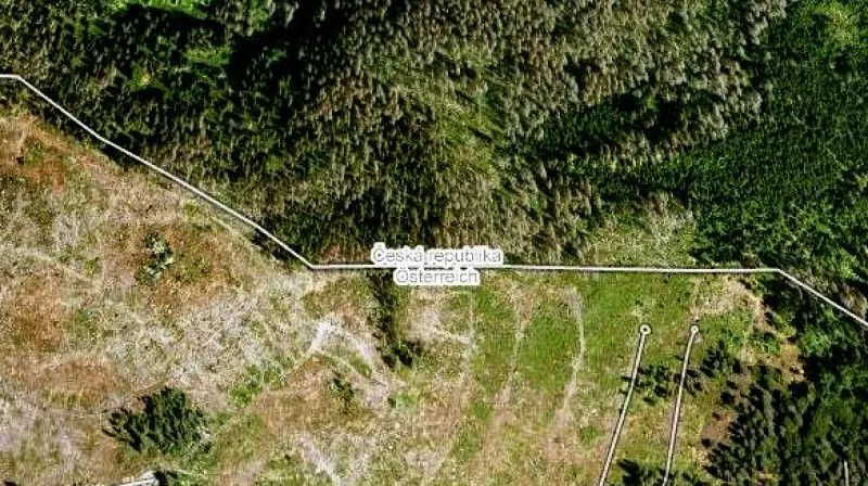 Jak ukazuje publicista Tomáš Feřtek na svém blogu: Snímek je z okolí Plešného jezera, kde se v roce 1999 konala blokáda.