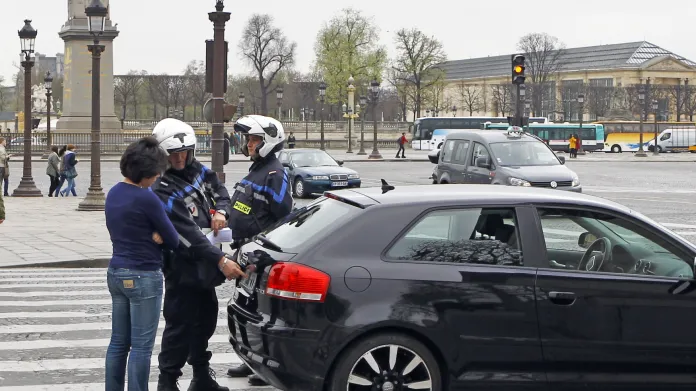 V Paříži mohou v době smogu vyjet jen auta s lichou, nebo sudou značkou. Dodržování kontroluje policie (17. 3. 2014)