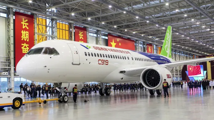 Čínské dopravní letadlo COMAC C919 chce konkurovat obrům z dílny firem Airbus a Boeing.