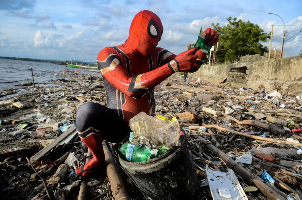 Rudi Hartono, muž oblečený v kostýmu Spidermana, chce být vzorem pro mladé lidi. Proto si každý den na sebe bere masku komiksového hrdiny, ve které uklízí plastový odpad. Zvyšuje tak pravděpodobnost, že si ho mladí lidé všimnou. Fotografie z pláže Pare-Pare na jižním Sulawesi v Indonésii