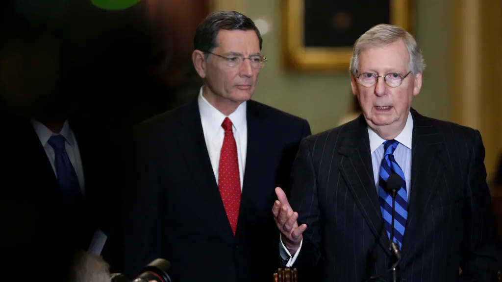 Vůdce republikánských senátorů Mitch McConnell (vpravo)