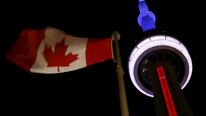 CN Tower v Torontu se zbarvila do francouzské trikolóry