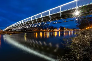 Hradec Králové otevřel moderní lávku přes Labe. Kritikou na její cenu se nešetří