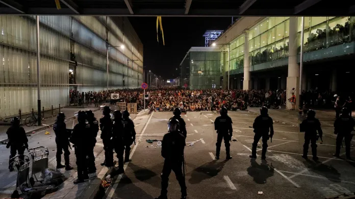 Protestující Katalánci zablokovali přístup na barcelonské letiště