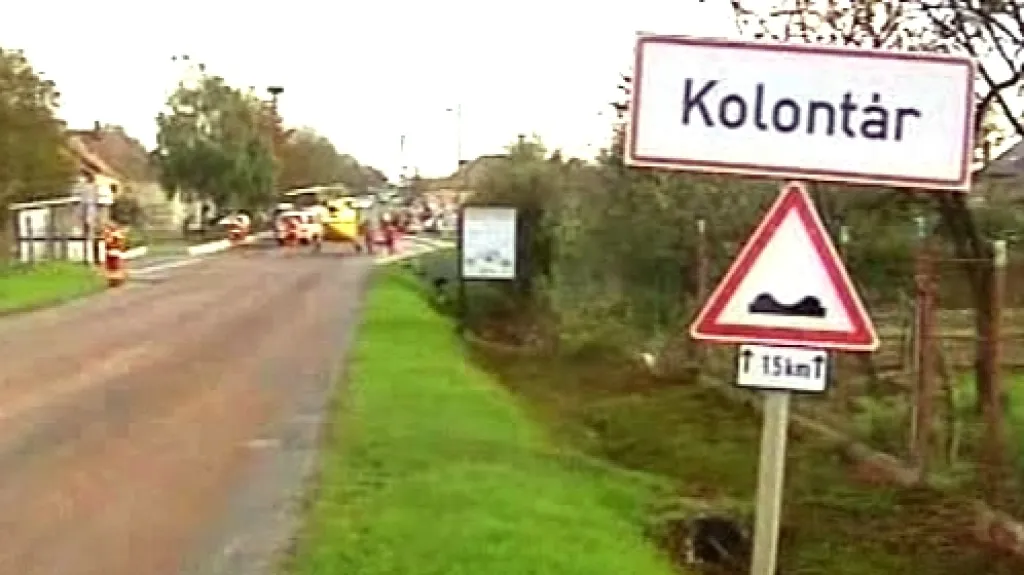 Kal z nádrže zaplavil maďarské obce Kolontár a Devecser