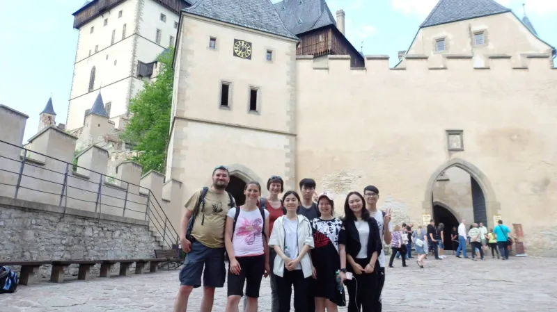 Mladí Číňané na prohlídce Karlštejna