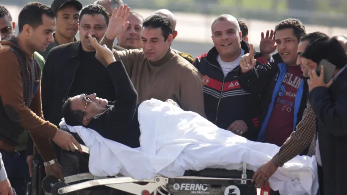 Mubaraka přivážejí k soudu na lůžku
