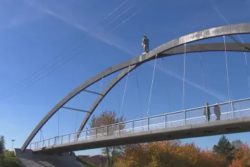 Kvůli soše na lávce volají lidé na policii, nově přišla o stavební povolení
