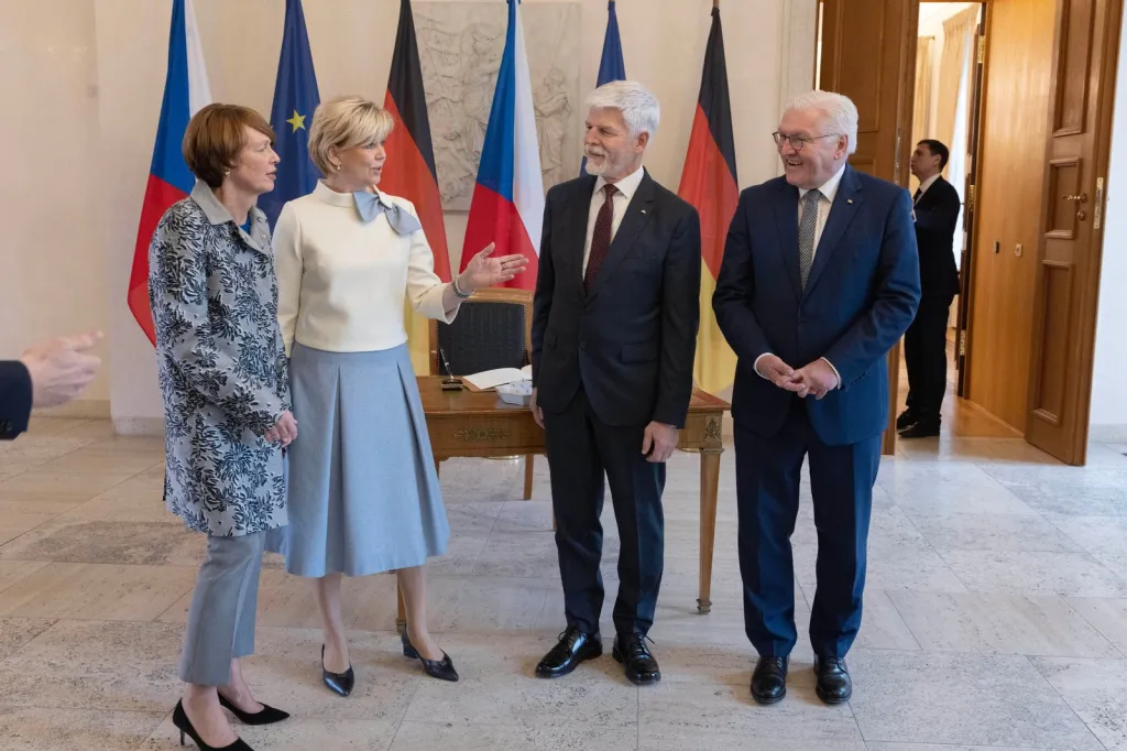 Po návštěvě Polska zamířil prezident s první dámou do Německa, kde se setkal například s prezidentem Frankem-Walterem Steinmeierem