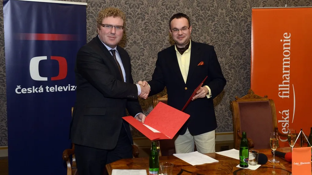 Milan Fridrich a David Mareček při uzavírání memoranda o vzájemné spolupráci mezi ČT a ČF