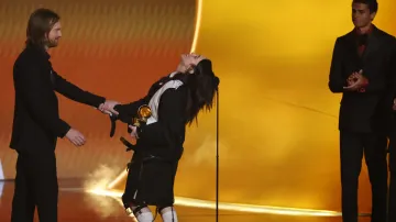 Billie Eilish přebírá cenu za píseň roku během 68. ročníku udílení cen Grammy