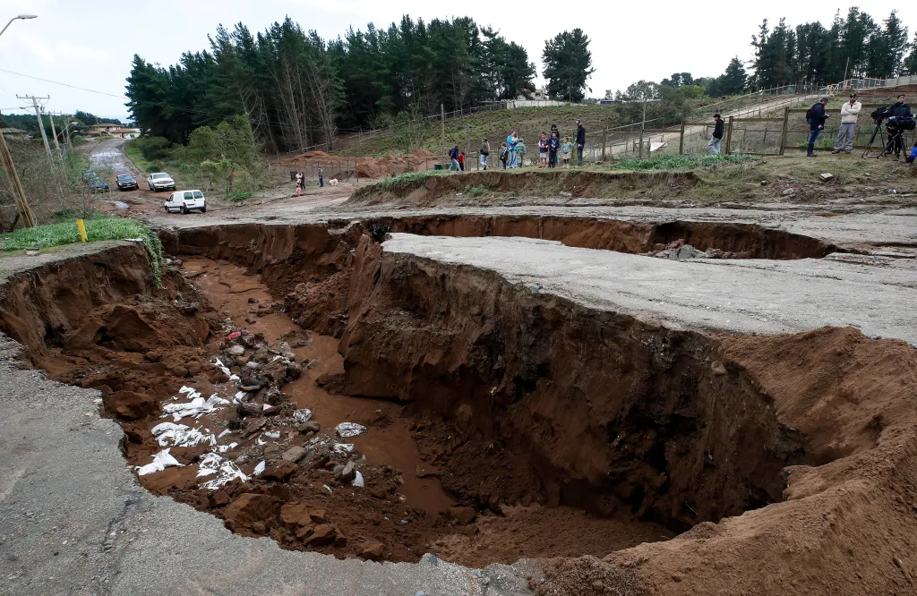 Masivní sesuv půdy na ulici na předměstí města Vina del Mar