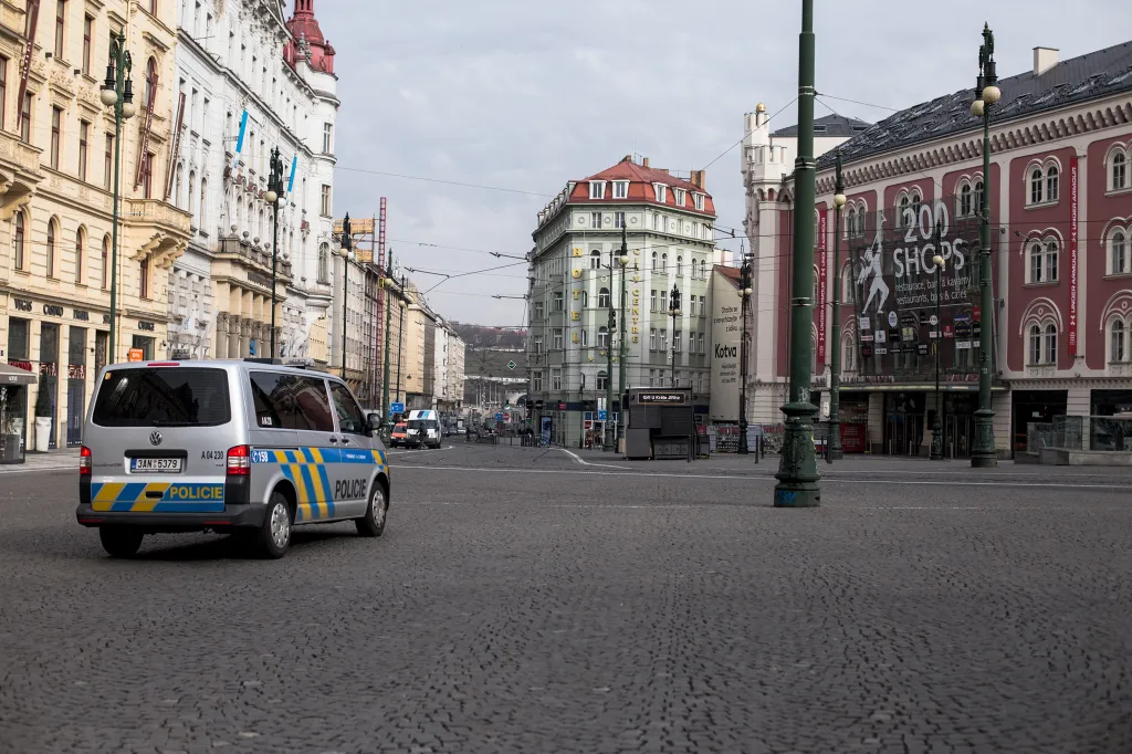 Náměstí Republiky monitorovala hlídka policie. Pohyb osob zde byl minimální