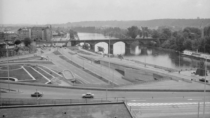 Snímek z roku 1983 zachycuje nejenom novou část Negrelliho viaduktu, ale i část křižovatky Vltavská, v té době ještě bez metra