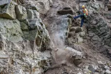 Cestu z Vrchlabí do Špindlerova Mlýna komplikuje další etapa sanace skal 