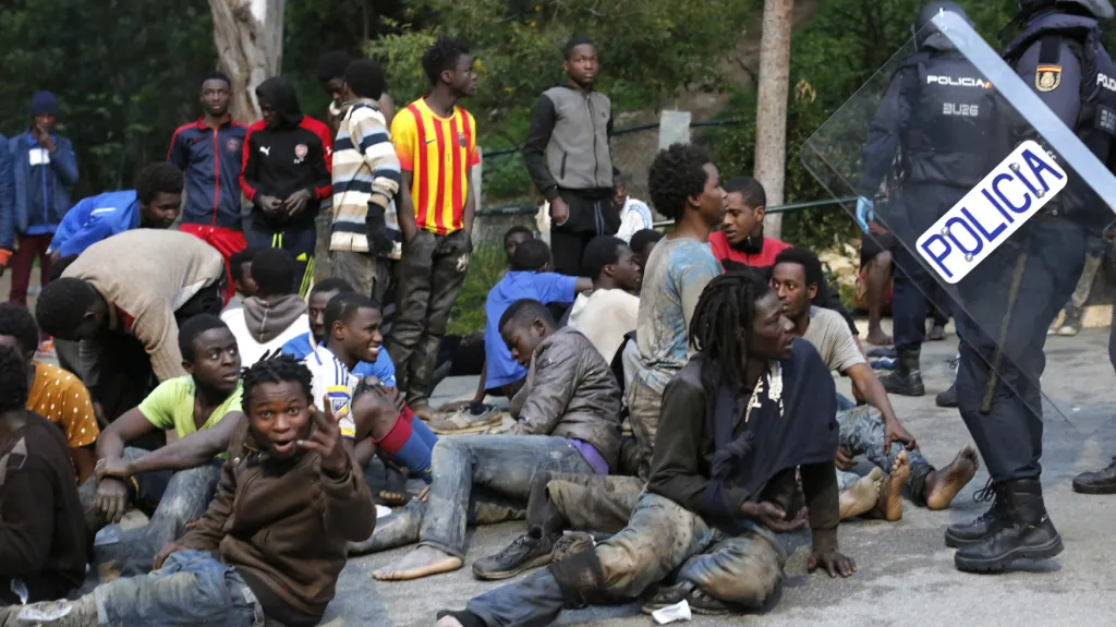 Migranti z Maroka se pokoušejí dostat do španělské Ceuty
