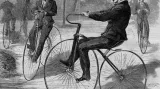 Krátce na to začala v Anglii výroba celokovových velocipédů s drátěnými koly. Na snímku kopie rytiny z časopisu Harper's Weekly z roku 1868.