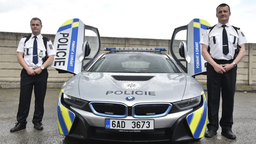Brněnští policisté převzali hybridní vůz BMW i8