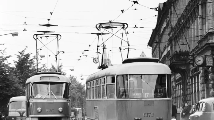 Setkání dvou tramvají T3 u Národního divadla v roce 1963