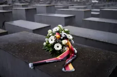 Ve světě si připomínají oběti holocaustu. „Buďte lidmi,“ apeluje přeživší