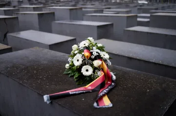 Ve světě si připomínají oběti holocaustu. „Buďte lidmi,“ apeluje přeživší