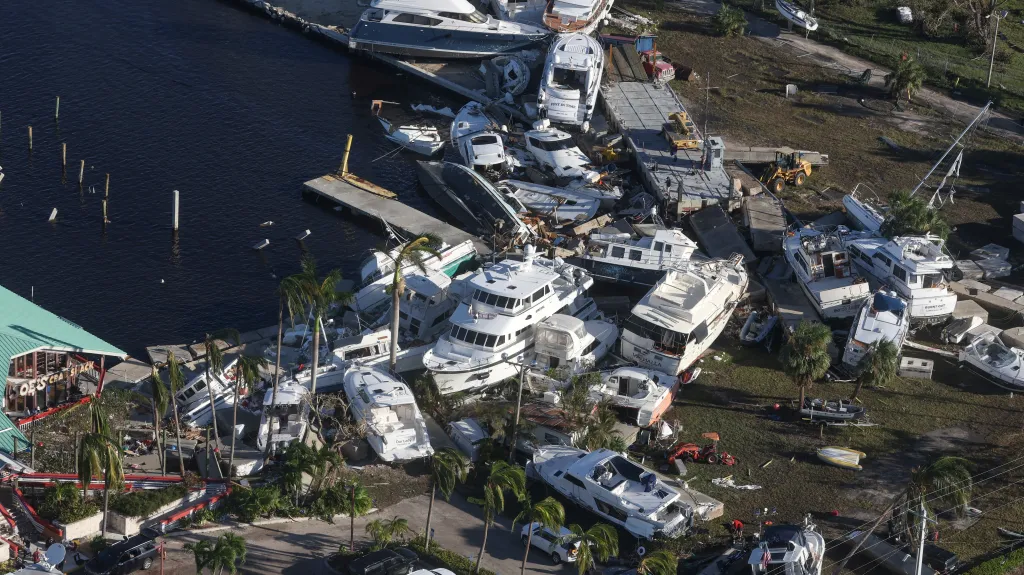 Pohled na poškozené lodě ve floridském Fort Myers