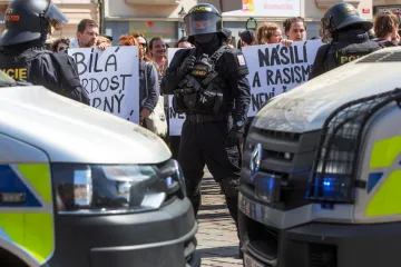 Politici i aktivisté oslavili První máj. Na demonstraci DSSS zasahovala policie