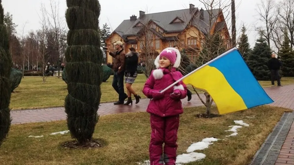 Ukrajinské děvče v Janukovyčově prezidentském sídle