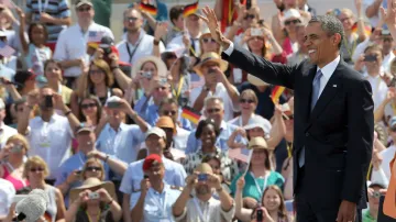 Obama zdraví své příznivce před Braniborskou bránou