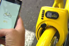 V Praze se roztáčí žlutá kola bikesharingu, čínská firma jich tam chce do měsíce stovky