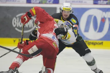 Třinec vyhrál ve Varech a posunul se na třetí místo