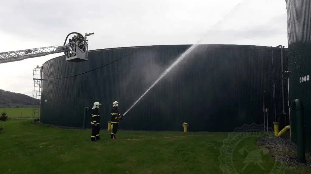 Hasiči při zásahu po výbuchu v bioplynové stanici v Dětřichově
