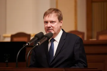 Zbraň na toaletě povede k častějším kontrolám, očekává sněmovní kancléř