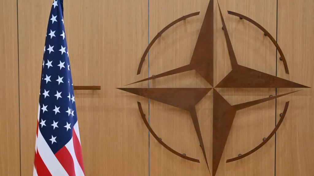 Ilustrační foto – americká vlajka vedle loga NATO