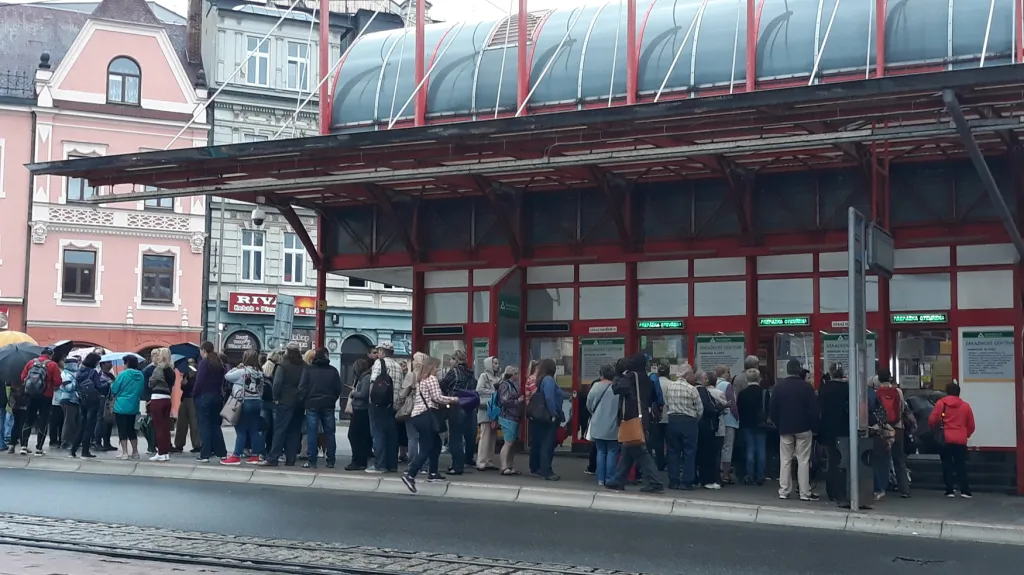 Více než stovka lidí čekala v sobotu ve frontě u pokladen terminálu MHD v Liberci na levnější předplatné.