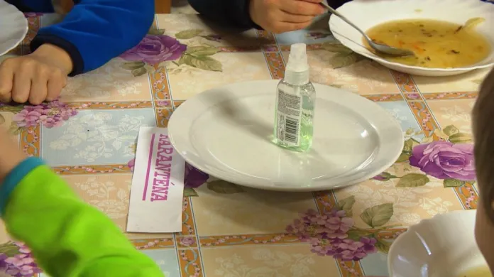 Děti v karanténě mají ve školní jídelně speciálně vyčleněný prostor a používají i vlastní nádobí