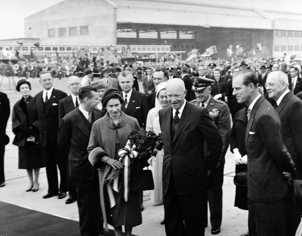 Americký prezident Dwight Eisenhower hovoří s britskou královnou Alžbětou II. a princem Philipem po jejich příletu na letiště ve Washingtonu, 17. října 1957