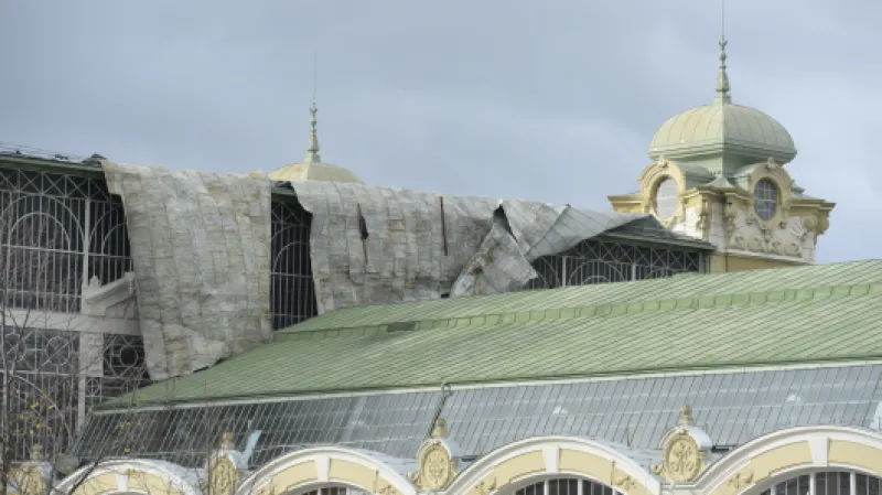 Uvolněná střecha Průmyslového paláce na pražském Výstavišti. Návštěvníci Designbloku museli být evakuováni,  Autor: Deml Ondřej,  Zdroj: ČTK