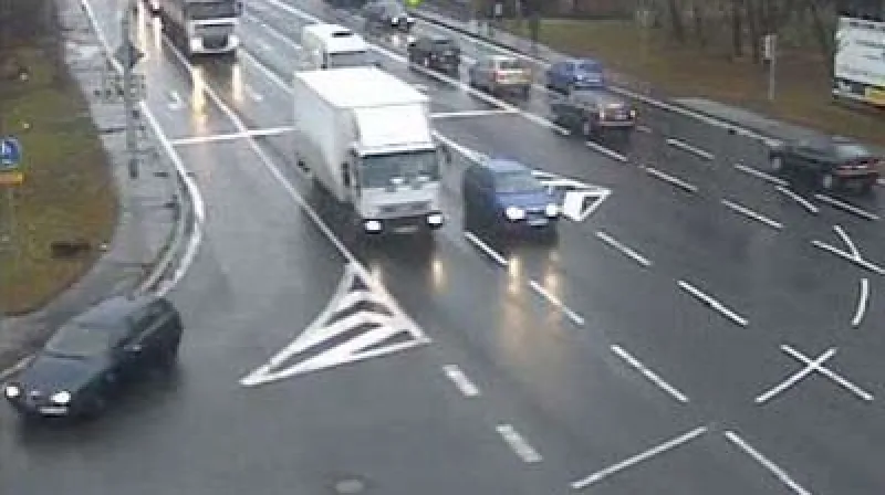 Šipkou označený vůz bez řidiče v protisměru