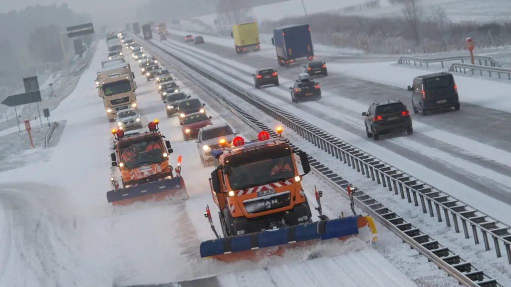 Silničáři odhrnují sníh z dálnice A12 v německém Braniborsku