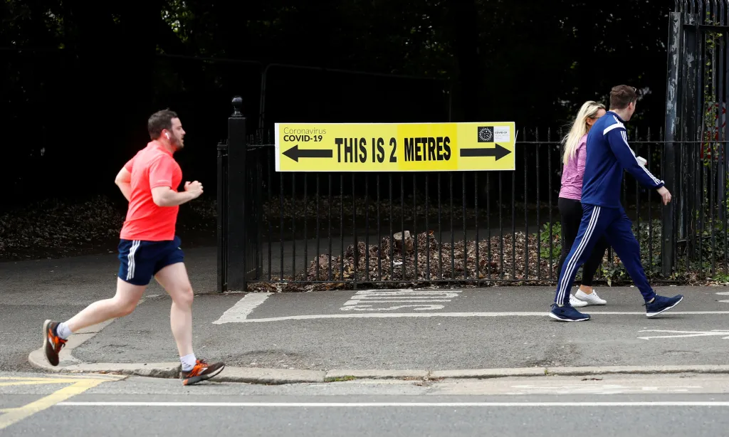 V irském Dublinu mají chodci a běžci bezpečnou vzdálenost jasně vyznačenou