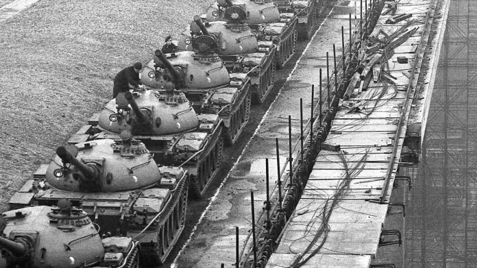 Zátěžovou zkoušku Nuselského mostu vykonaly desítky tanků