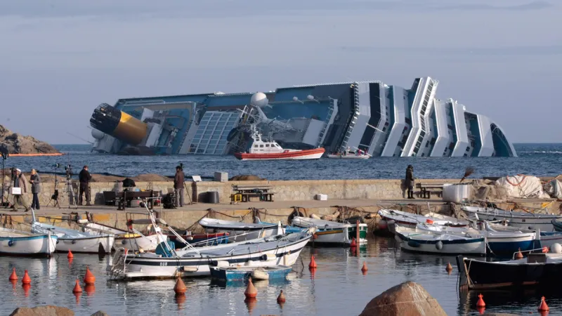 Záchranáři u vraku lodi Costa Concordia