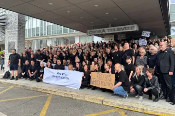 Zaměstnanci ČT a ČRo protestovali v černém proti změnám financování