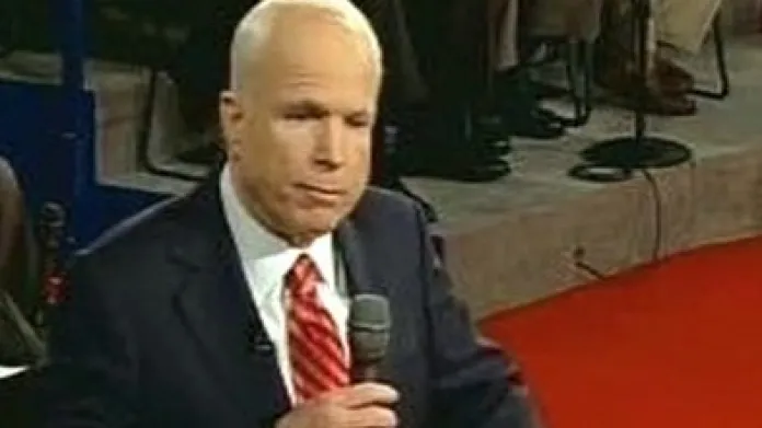 John McCain během televizní debaty prezidentských kandidátů USA ve státě Tennessee.