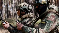 Ukrajinští vojáci ovládají dron