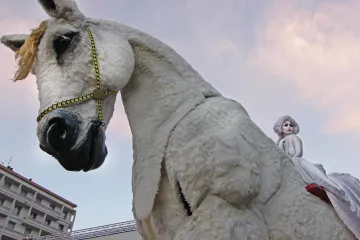 Poločas v městě kultury: Obří loutky se valí na Plzeň